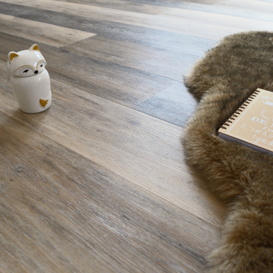 Détail de lame parquet vinyle rigide Performance Clic 5G chêne brossé panaché, relief brossé et nuances ton sur ton