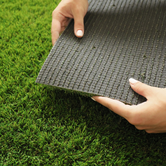 Zoom sur le dos du gazon synthétique Alice - 35mm, fibres C-Shape