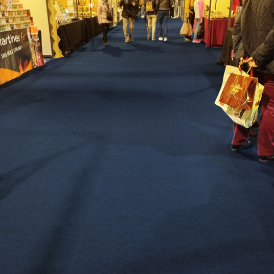 Moquette Stand Expo filmé bleu nuit, habillage de sol prestigieux pour événement ou exposition