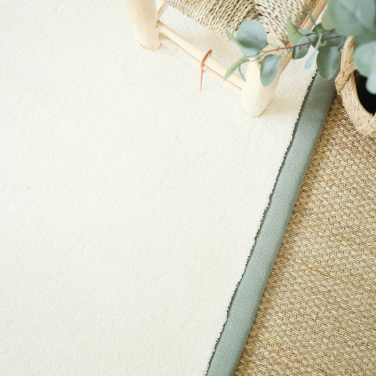 Tapis doux poils longs Touch blanc crème ganse lin vert sauge - vue de haut