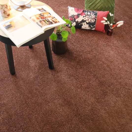 Tapis sur mesure Lumicolor marron auburn texture velours dans une pièce à vivre lumineuse