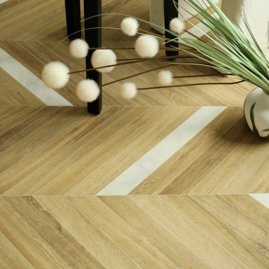 Décoration végétale sur sol éco-conçu chevrons marbre et chêne clair
