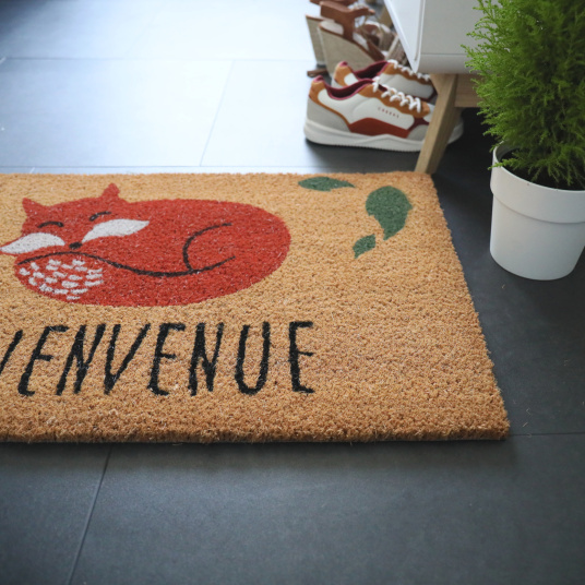 Paillasson Coco 45 x 75 cm Renard dans une entrée du quotidien, posé au sol près d’un meuble, fibres naturelles de coco 15 mm