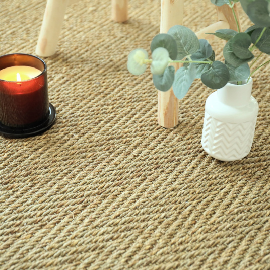 Tapis en jonc de mer Bihar fin chevron, ganse coton vert olive et accessoires déco