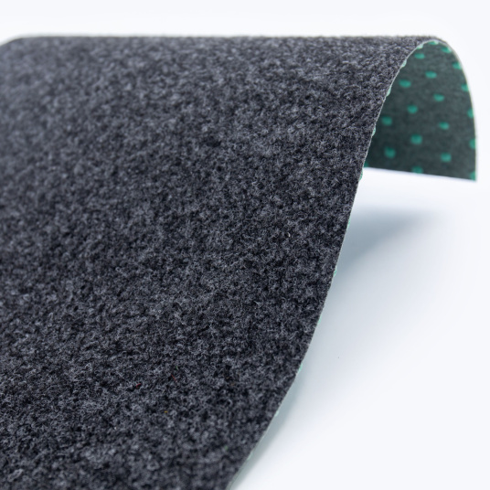 Moquette extérieur sur plots Terrasse et Balcon - Gris anthracite illustrant la souplesse de son revêtement et son envers drainant