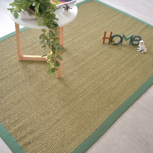 Tapis jonc de mer Bihar fin chevron, ganse coton vert olive et ambiance végétale
