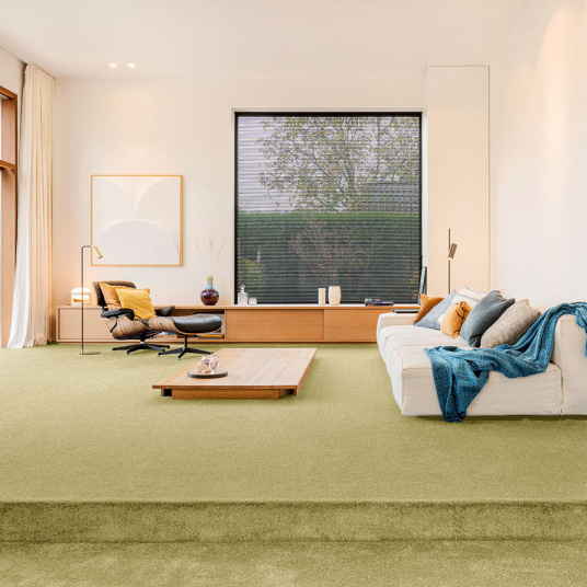 Moquette Kawaii vert tendre polyamide recyclé dans salon contemporain et apaisant
