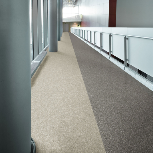 Sol PVC IPERFORM 370 Galibier T92 installé dans un couloir à fort passage