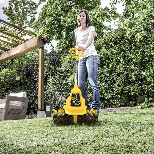 Brossage du gazon synthétique avec la Garland Roll&Comb 141 E-V19 – redressement des fibres