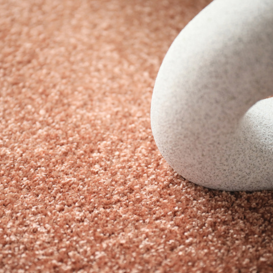 Tapis doux poils longs - Touch rose corail - vue de près