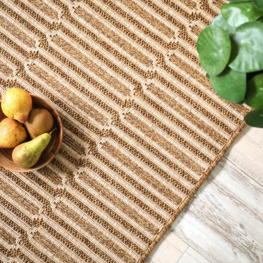 Détail du tapis Capsule, tissage géométrique beige et cuivré