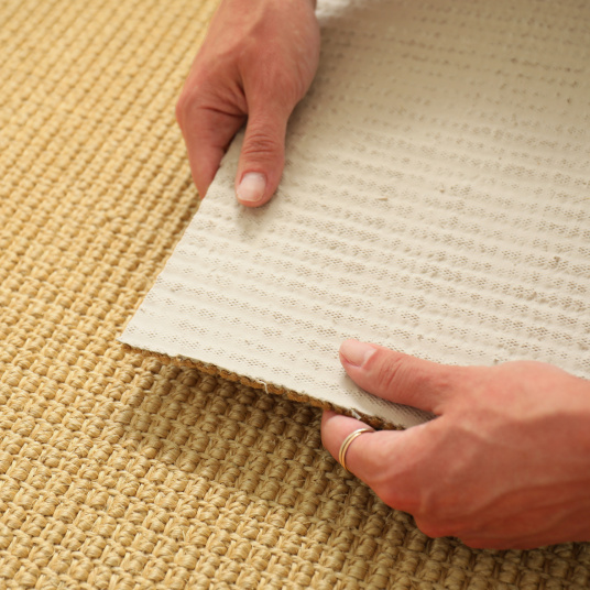 Envers en latex du sol en sisal grosses boucles Cancun Naturel, vue sur le tissage et le support antidérapant