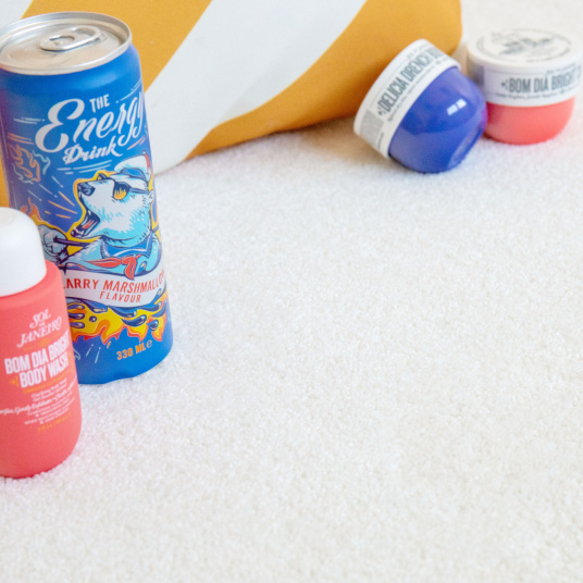 Moquette ultra douce Kawaii - Blanc doux révélant la finesse de son velours aux côtés d'accessoires colorés