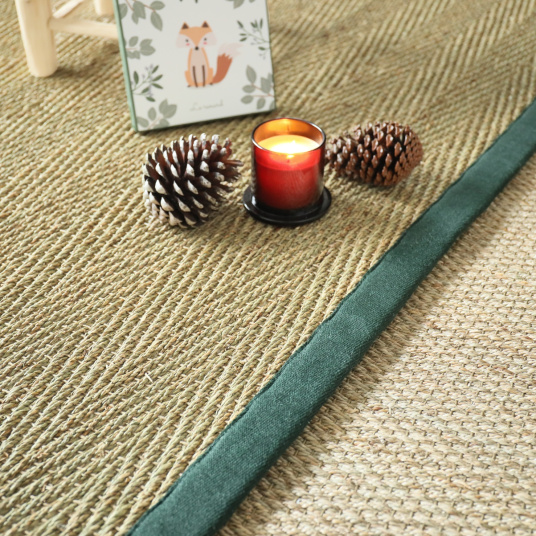 Tapis Jonc de mer Assam chevron Ganse lin vert sapin - salon
