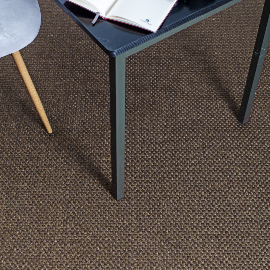 Mise en ambiance déco avec le tapis sur mesure sisal Bahia marron sous un bureau