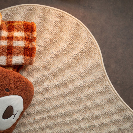 Tapis Latoon grège sur sol foncé, détail de la finition ton sur ton