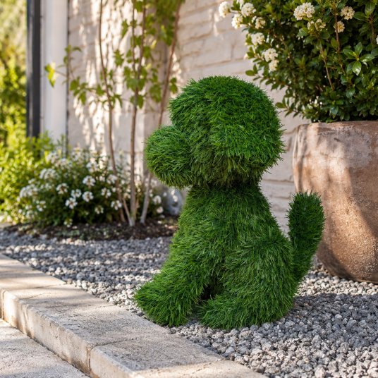 Dolly le petit chien en gazon synthétique  - 45 cm