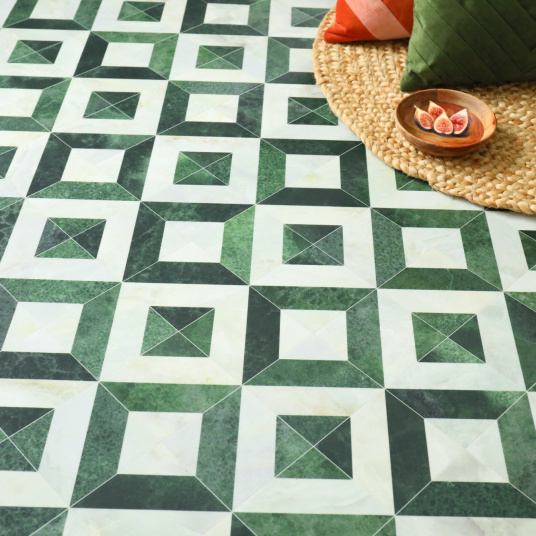 Revêtement PVC décoratif à motifs géométriques avec tapis et déco naturelle