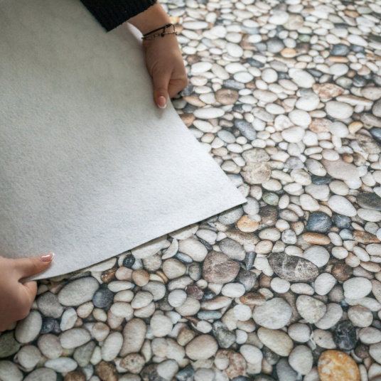 Moquette Stand imprimée motif galets – détails matière et envers résine