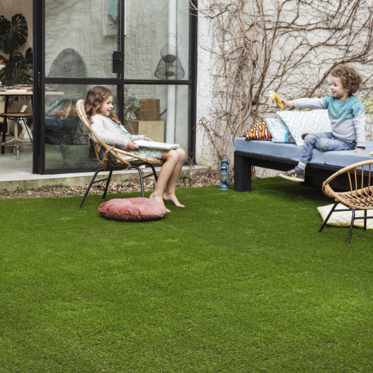 Gazon synthétique Lodge 100 % recyclable - 40mm idéal pour créer un espace détente naturel