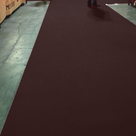 Moquette d’exposition marron foncé Stand Expo filmé, solution économique pour hall ou allée de salon