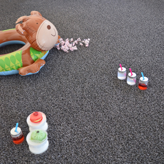 Mise en scène colorée sur gazon décoratif Arty Couleur Gris Foncé 20 mm