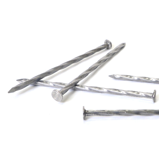 Clous torsadés longue longueur 140 mm pour ancrage de gazon synthétique