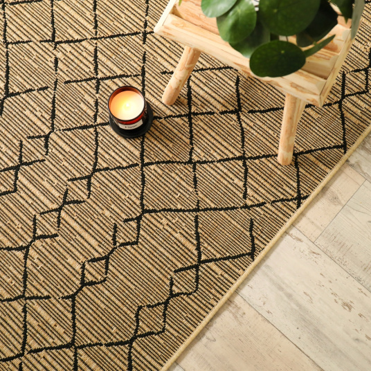 Gros plan du tapis beige et noir Scandinave, texture tressée et dessin moderne