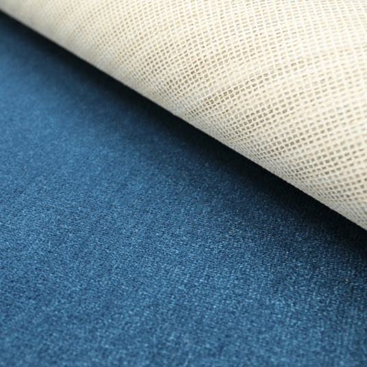 Tapis sur mesure en velours Sylon Bleu denim retourné pour découvrir la structure du tapis