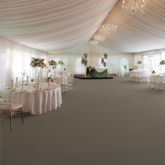 Moquette filmée Stand Event Taupe pour salle de réception, ambiance raffinée pour fêtes privées