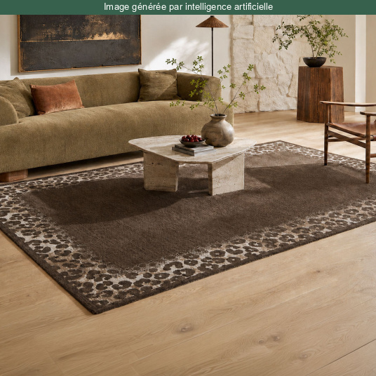 Tapis de salon Sauvage marron chocolat - Motif léopard associé à un mobilier en bois dans une ambiance cosy
