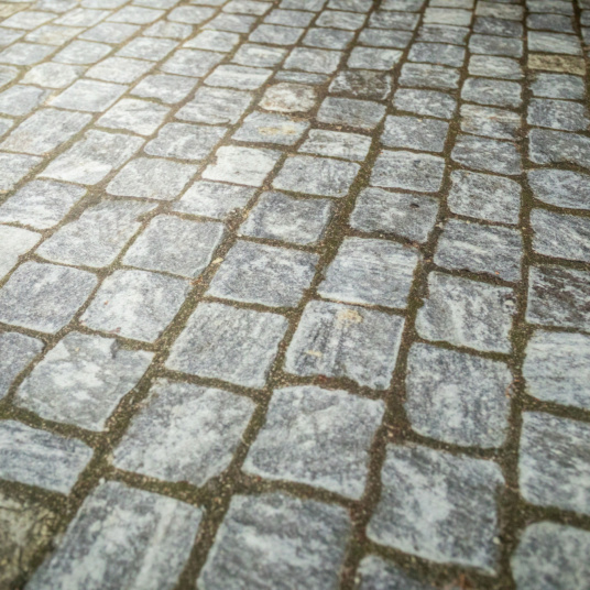 Moquette Stand imprimée Pavés anciens – motif réaliste pour scénographie et décoration événementielle
