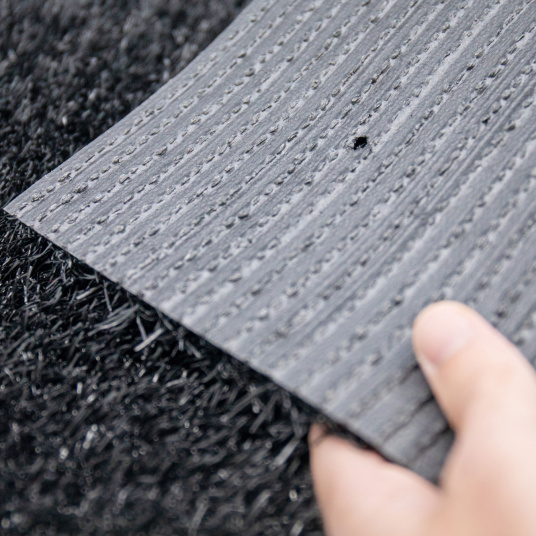Gazon synthétique Expo – 22 mm – coloris noir – détail de la base structurée