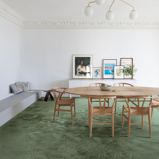 Moquette teinte chaleureuse Lumicolor vert kaki, conçue en fibres oléfine teintées dans la masse