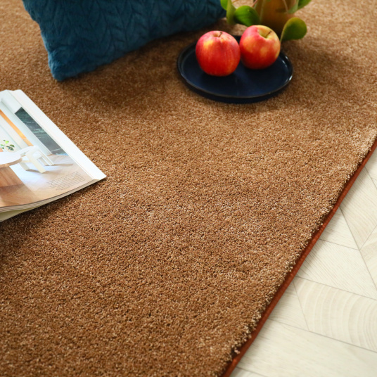 Tapis de salon ou chambre Chromaluxe Noisette - Résistant aux taches, mise en scène lifestyle et chaleureuse