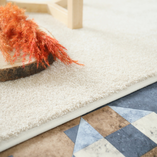 Tapis doux poils longs Touch beige clair finition blanc coton - vue de près