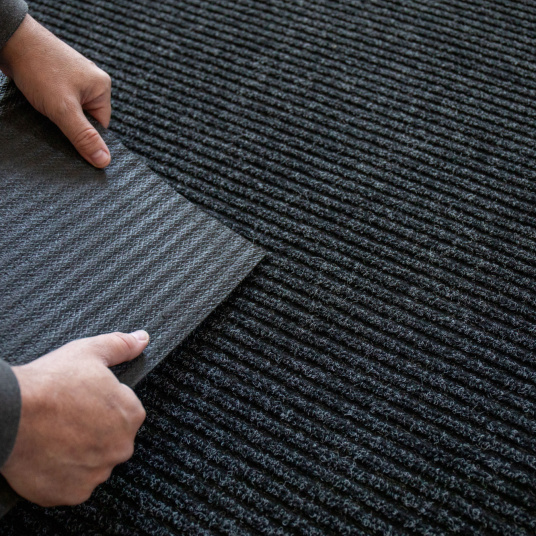 Détail du tapis anthracite, verso caoutchouc antidérapant et texture côtelée