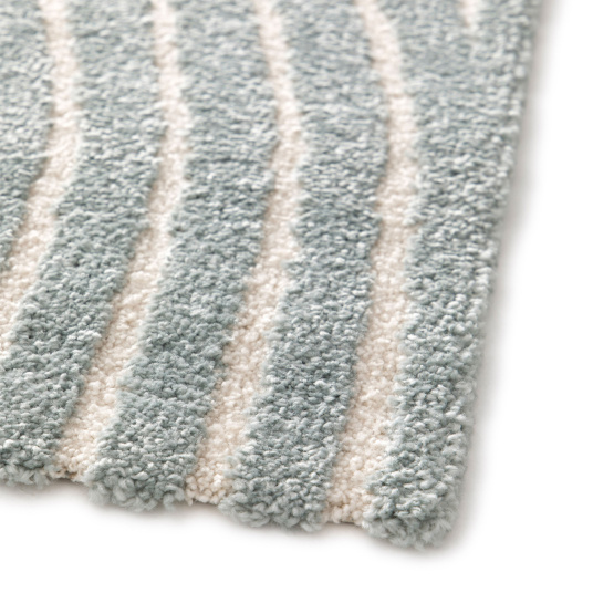 Texture bouclée et contrastes de niveaux du tapis Circle - Courbe gris bleuté et crème