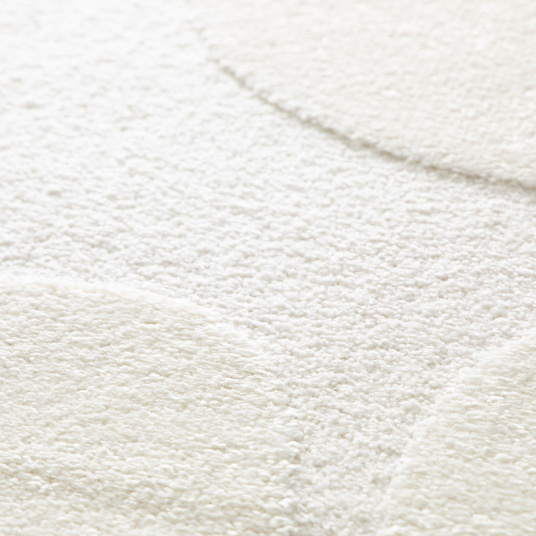 Zoom sur le relief du tapis de salon Flower Power crème à fleurs, texture moelleuse et effet structuré