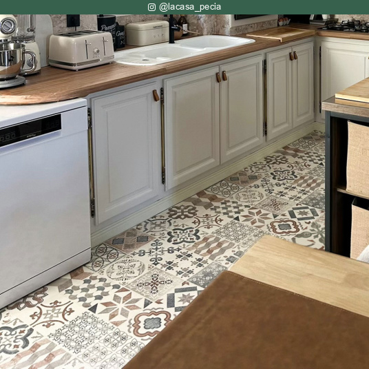 Sol Lino Carreaux de ciment - Naturel dans une cuisine familiale avec décor imitation carreaux de ciment aux teintes naturelles