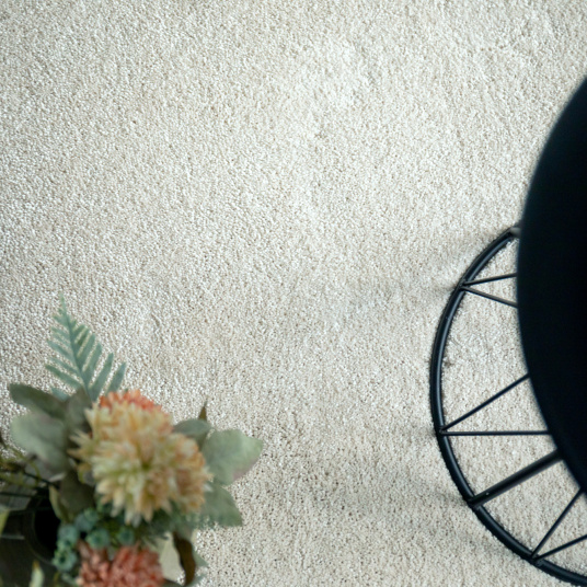 Tapis sur mesure Select gris perle texture velours épais avec plantes décoratives