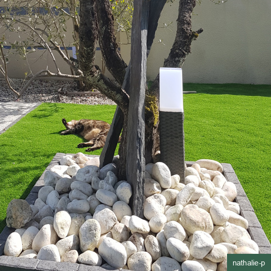 Aménagement paysager avec gazon synthétique New Paradise - 38mm et ambiance déco