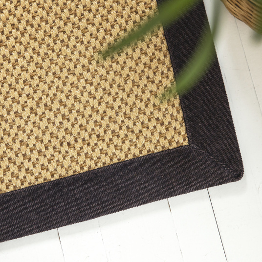 Tapis en fibre végétale sisal Slow doré avec ganse chenille brun chiné coin du tapis