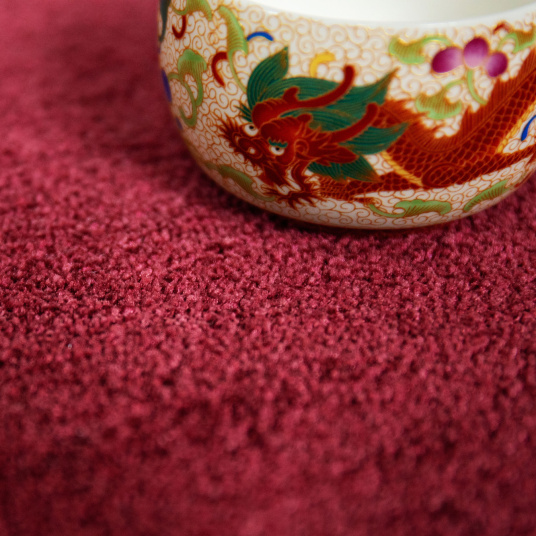 Moquette ultra douce Pulse rouge grenat, texture épaisse avec cache-pot décoratif