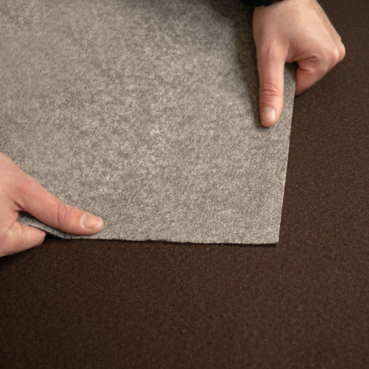 Pose d'une Moquette Stand Event Marron foncé pour l'aménagement rapide d'un espace événementiel