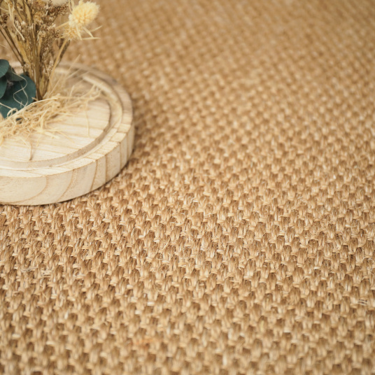 Tapis Sisal Tulum havane - Galon polypropylène ardoise révélant la finesse de son tissage 1/2 Panama