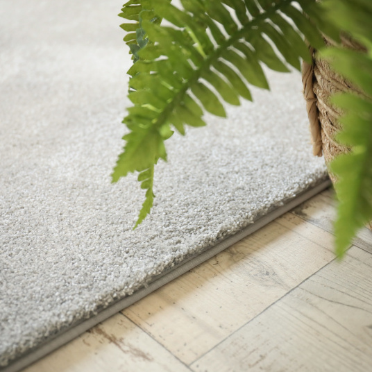 Tapis doux poils longs - Touch gris clair - Galon gris clair - vue de près