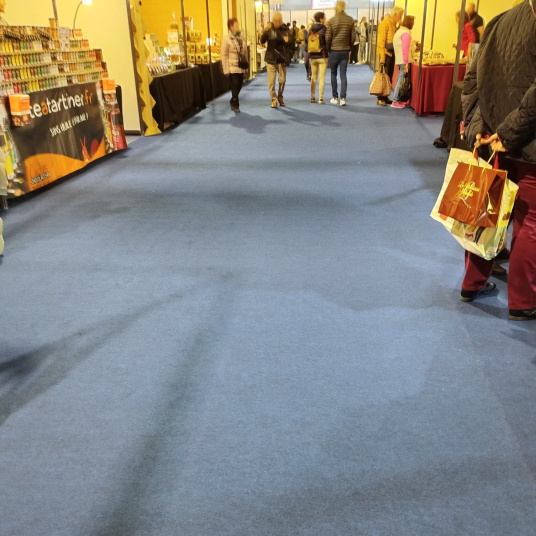 Moquette Stand Event bleu gris, ambiance feutrée et décorative pour expo ou réception