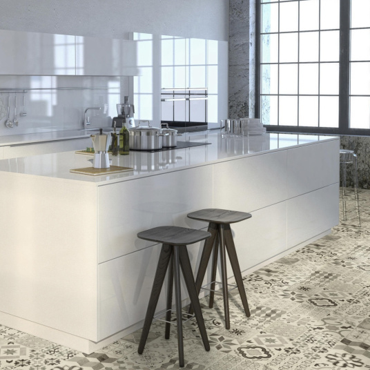 Sol vinyle - Carreaux de ciment - Noir dans une cuisine esprit atelier