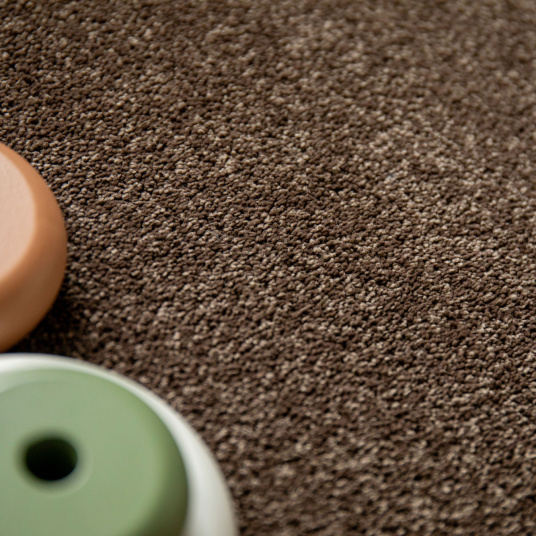 Tapis sur mesure en polyester recyclé Re-life Chocolat, texture douce associée à une décoration aux tons naturels